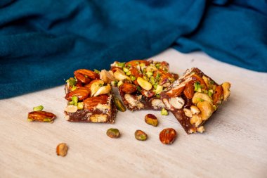 Fıstık ve bademle dolu Arap tatlıları