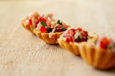 Kırmızı renkli ve kahverengi arkaplanlı Sevgililer Günü kekleri