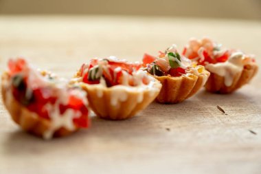 Kırmızı renkli ve kahverengi arkaplanlı Sevgililer Günü kekleri