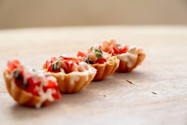 Kırmızı renkli ve kahverengi arkaplanlı Sevgililer Günü kekleri