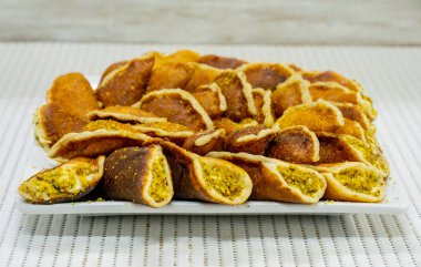 Ramazan beyaz arkaplanlı qatayef tatlandırıyor