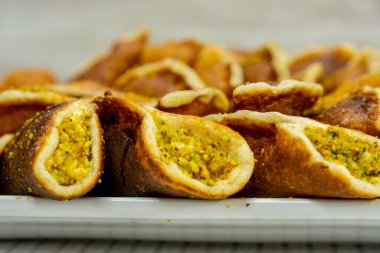 Ramazan beyaz arkaplanlı qatayef tatlandırıyor