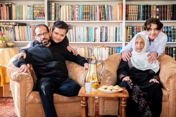 Aile bayram kutlamalarının ve misafirlerin keyfini çıkarın.