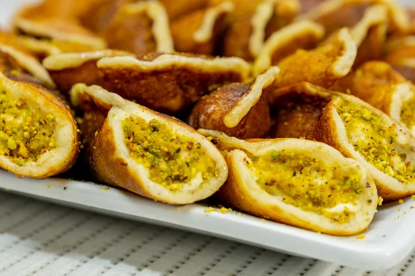 Ramazan beyaz arkaplanlı qatayef tatlandırıyor