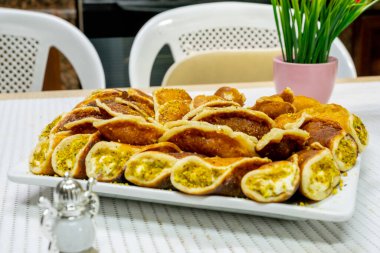 Ramazan beyaz arkaplanlı qatayef tatlandırıyor