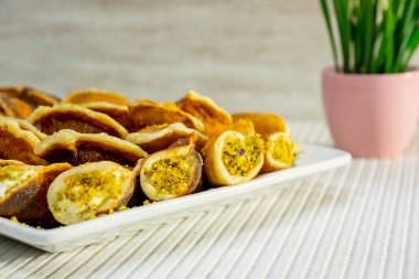 Ramazan beyaz arkaplanlı qatayef tatlandırıyor