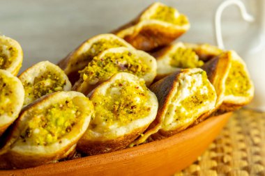 Ramazan beyaz arkaplanlı qatayef tatlandırıyor