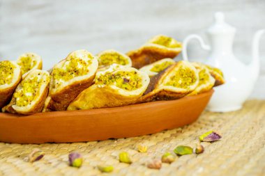 Ramazan beyaz arkaplanlı qatayef tatlandırıyor