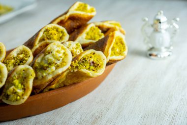 Ramazan beyaz arkaplanlı qatayef tatlandırıyor