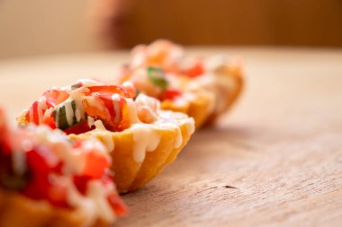 Kırmızı renkli ve kahverengi arkaplanlı Sevgililer Günü kekleri