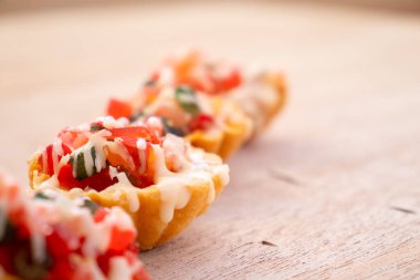 Kırmızı renkli ve kahverengi arkaplanlı Sevgililer Günü kekleri