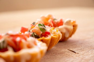 Kırmızı renkli ve kahverengi arkaplanlı Sevgililer Günü kekleri