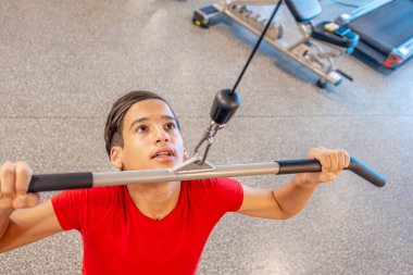 Spor salonundaki Müslüman çocuk.