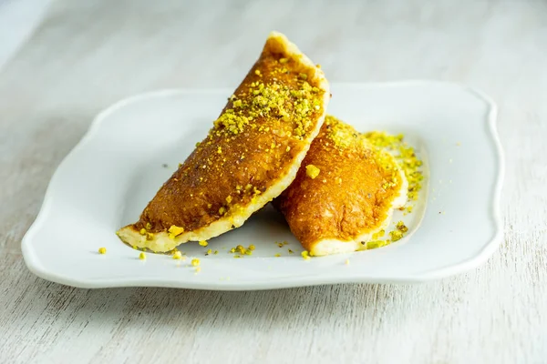 Ramazan beyaz arkaplanlı qatayef tatlandırıyor