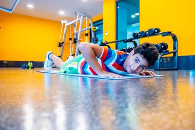 Müslüman çocuk dinleniyor.