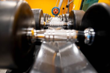 Daha fazla güvenlik için lastiğe sarılı dambıllar ve askıda kullanılmaya hazır.