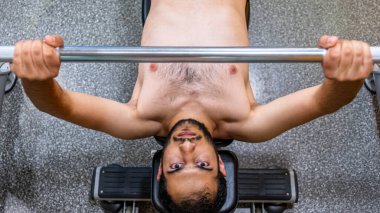 Halteri tutan ve şınav çeken Arap adam da tamamen konsantre olmuştu.