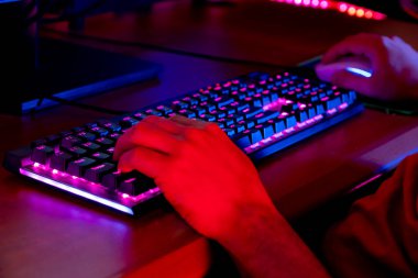 Profesyonel bir adam klavyesine yazıp oyun oynuyor.