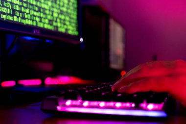 Profesyonel bir adam klavyesine yazıp oyun oynuyor.