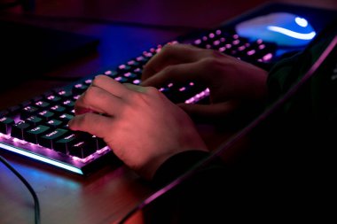Profesyonel bir adam klavyesine yazıp oyun oynuyor.