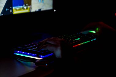 Profesyonel bir adam klavyesine yazıp oyun oynuyor.