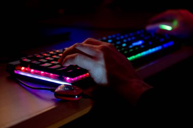 Profesyonel bir adam klavyesine yazıp oyun oynuyor.