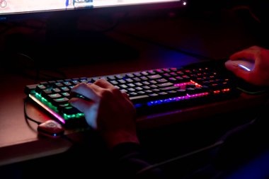 Profesyonel bir adam klavyesine yazıp oyun oynuyor.