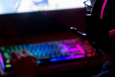 Atış oyunu oynarken yayın yapan adam