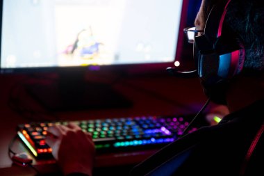 Atış oyunu oynarken yayın yapan adam