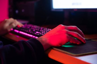 Profesyonel bir adam klavyesine yazıp oyun oynuyor.