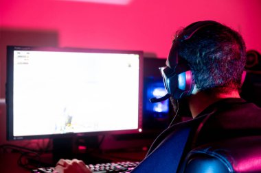 Atış oyunu oynarken yayın yapan adam