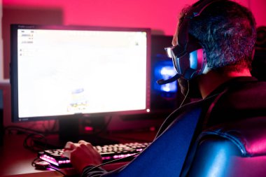 Atış oyunu oynarken yayın yapan adam