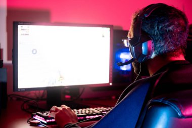 Atış oyunu oynarken yayın yapan adam