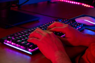 Profesyonel bir adam klavyesine yazıp oyun oynuyor.