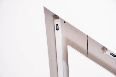 Tavanın içindeki neon ışığı güzel dekore edilmiş.