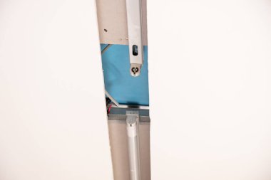 Tavanın içindeki neon ışığı güzel dekore edilmiş.