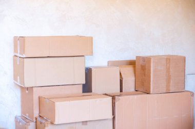 Yeni bir eve taşınmak için bir yığın çizgi film kutusu.