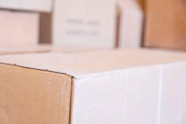 Yeni bir eve taşınmak için bir yığın çizgi film kutusu.