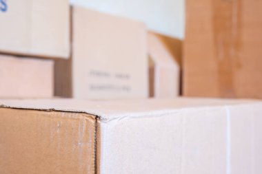 Yeni bir eve taşınmak için bir yığın çizgi film kutusu.