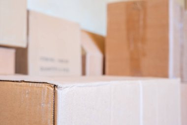 Yeni bir eve taşınmak için bir yığın çizgi film kutusu.