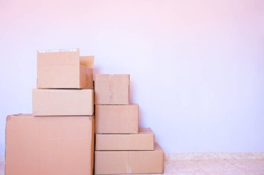 Yeni bir eve taşınmak için bir yığın çizgi film kutusu.