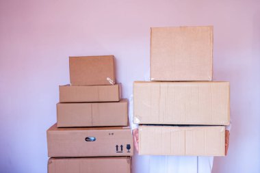 Yeni bir eve taşınmak için bir yığın çizgi film kutusu.