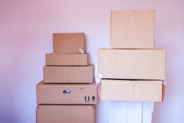 Yeni bir eve taşınmak için bir yığın çizgi film kutusu.