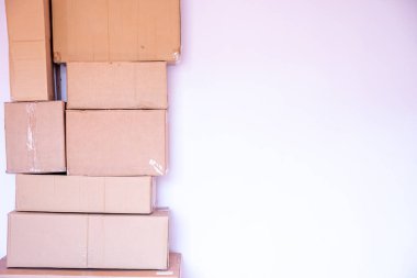 Yeni bir eve taşınmak için bir yığın çizgi film kutusu.