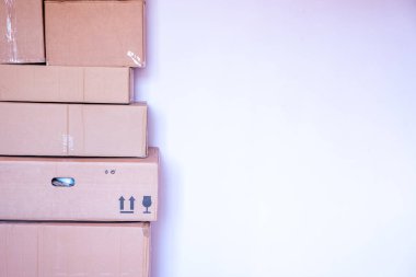 Yeni bir eve taşınmak için bir yığın çizgi film kutusu.