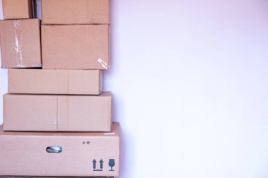 Yeni bir eve taşınmak için bir yığın çizgi film kutusu.