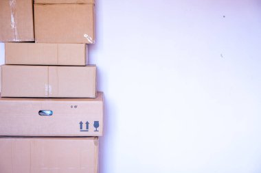 Yeni bir eve taşınmak için bir yığın çizgi film kutusu.