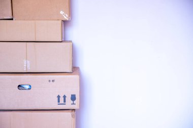 Yeni bir eve taşınmak için bir yığın çizgi film kutusu.