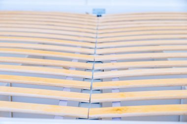 Yatak çerçevesi kapalı ve ağ onu destekliyor