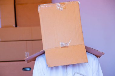 Arap adam kafasına karton kutu koyuyor.